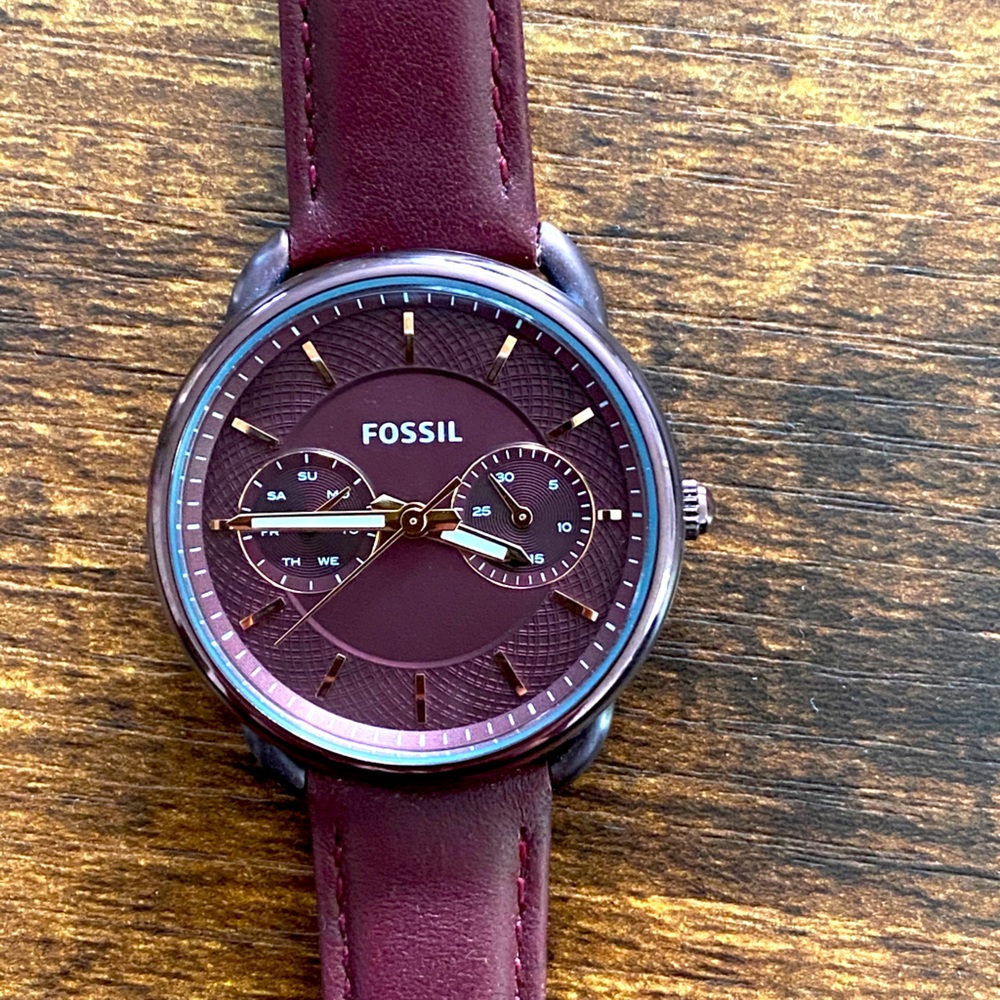 Women’s Genuine Leather Fossil Watch (Wine)